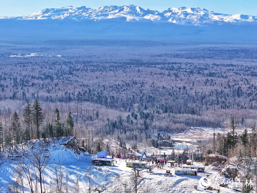 15日，長白山和平滑雪場和紅松王滑雪場同步“開板”迎客，正式拉開了長白山冰雪季的序幕。人民網記者 李成偉攝