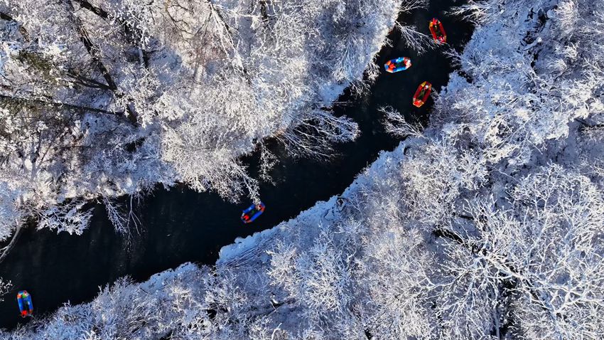 露水河長白山狩獵度假區冬季漂流。關曉東 攝