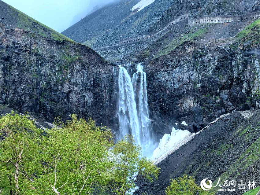 世界落差最大的火山湖瀑布——長白山瀑布。人民網記者 王海躍攝